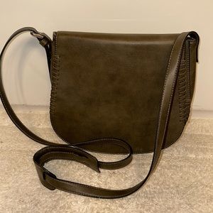 👜 CUTE olive green crossbody. Boho style! Only used once!